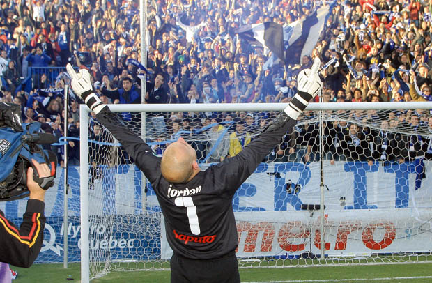 Matt Jordan célèbre devant le kop, en liesse, l'apothéose d'une saison souvent difficile mais à la fin de laquelle l'Impact était intouchable