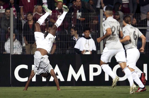 Orji Okwonkwo célèbre son but à Saprissa