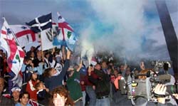 Drapeaux, chants, tambours, fumigènes… : le kop en délire !